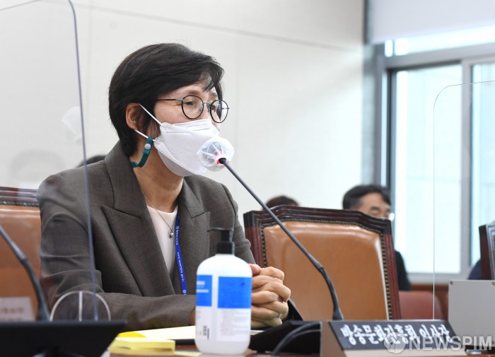 국정감사 의원 질의에 답하는 권태선 방송문화진흥회 이사장