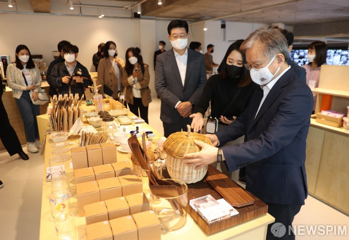 소담상회 상품 살펴보는 권칠승 장관