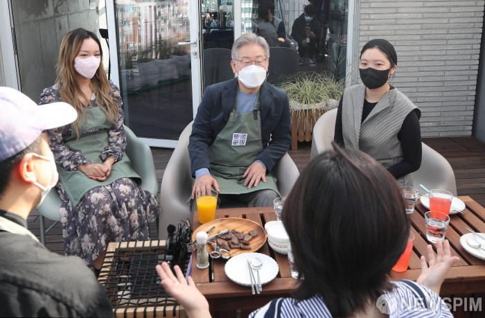 청년들 이야기 듣는 이재명 대선후보