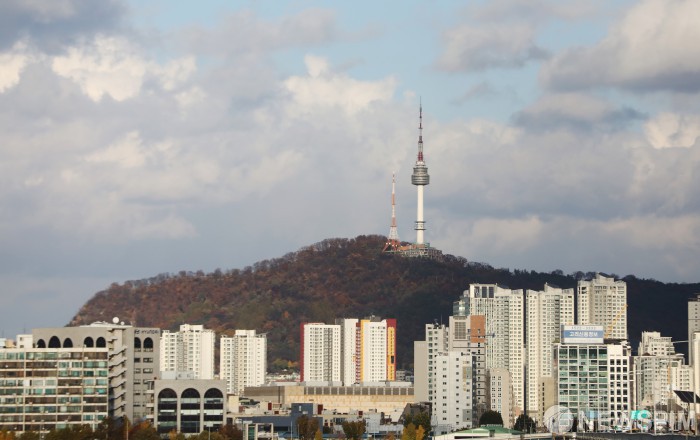 구름 아래 남산타워