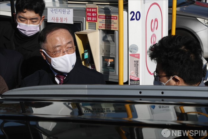 만남의광장 주유소 찾은 시민과 대화하는 홍남기 부총리