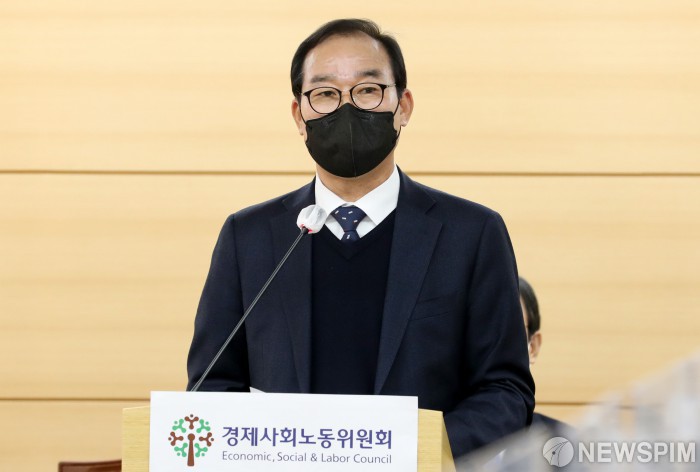 축사하는 정태길 전국해상선원노동조합연맹 위원장