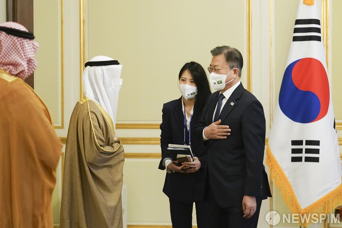 문 대통령, 나예프 알 하즈라프 걸프협력회의 사무총장 접견