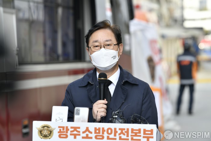 광주 붕괴 사고 현장 찾은 박범계