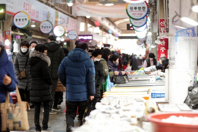 [포토에세이] 그래도 설은 쇠야 되잖니껴...안동 신시장 설 대목 활기