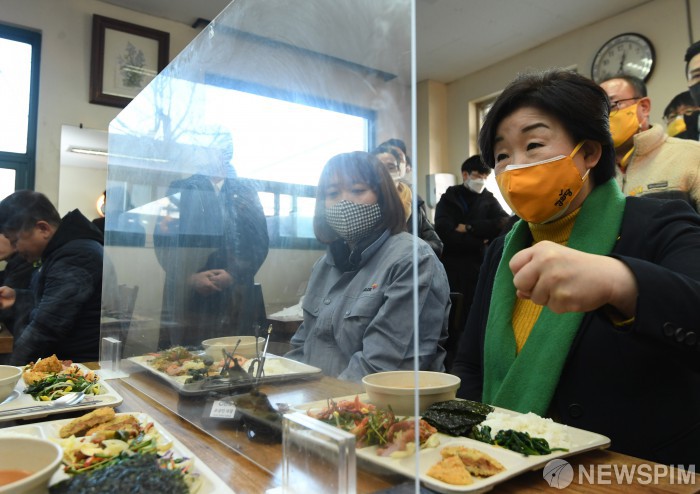 시화공단 노동자들과 식사하는 심상정 대선 후보