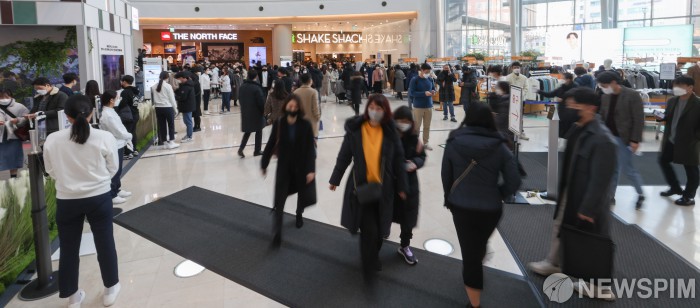 주말 쇼핑몰 찾는 시민들 확진자 역대 최다 경신 중