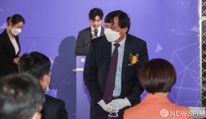 인사하는 서홍관 국립암센터 원장