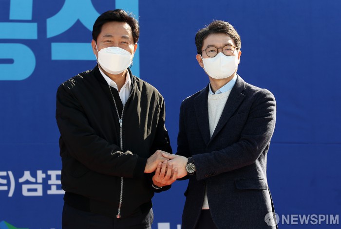 손 맞잡은 오세훈 시장-정원오 구청장