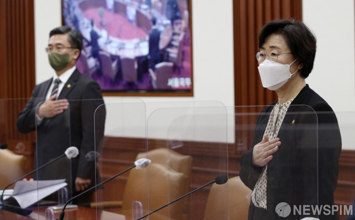 여가부 장관 국기에 대한 경례