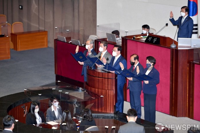 의원 선서하는 최재형-김학용-정우택-임병헌-조은희