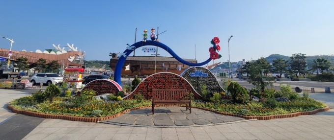 여수시, 이순신광장낭만포차 인근 꽃탑 조형물포토존 설치