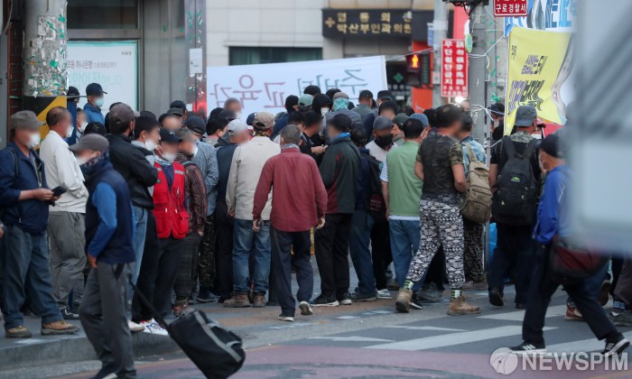 건설근로자들로 붐비는 새벽인력시장