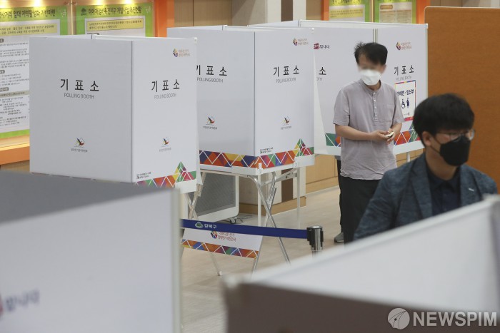 시민 발길 이어지는 전국동시지방선거 투표소