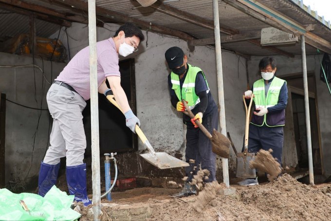 이상일 용인시장, 공직자들과 수해 피해 복구작업 구슬땀