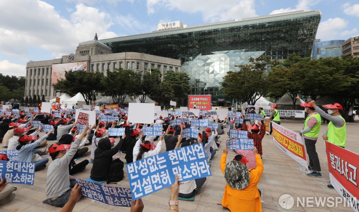 서울시청 앞에 모인 화정동 아이파크 입주예정자들