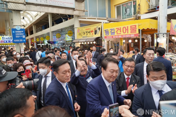 속초관광수산시장 찾은 윤석열 대통령