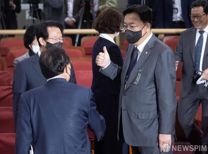 한일의원연맹 합동총회 폐회식 참석하는 정진석 비대위원장