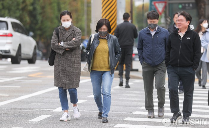 옷 두텁게 입은 시민들
