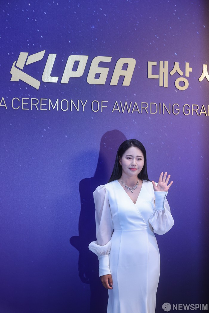 '2022 KLPGA 대상 시상식' 포토타임 갖는 성유진 프로