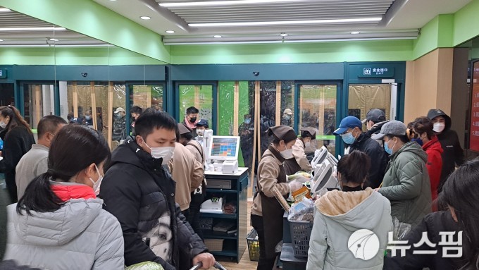 [베이징 사재기 기승] 깨끗이 비워진 정육 코너,  마트 계산대에 몰린 주민들