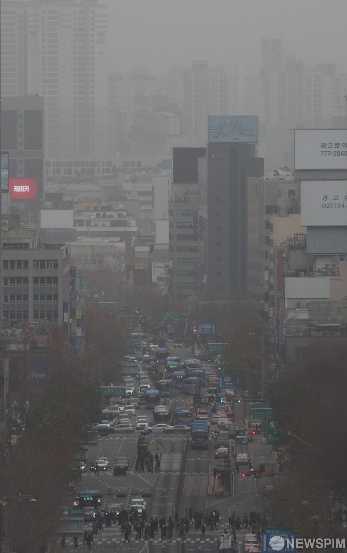 서울에 미세먼지 경보... 뿌연 하늘