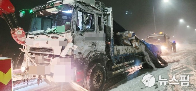 남해고속도로 강진무위사IC 인근서 화물차 눈길에 넘어져