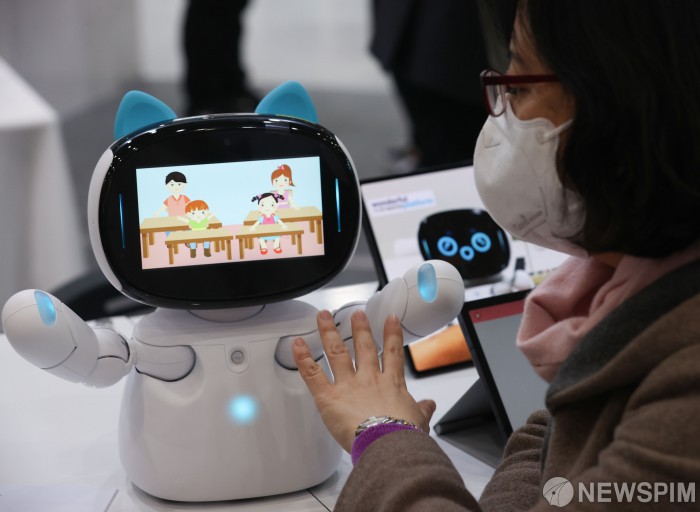 코딩 가르쳐주는 로봇 선생님