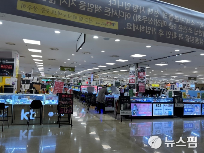 [르포] 갤23 사전예약 첫날 현장은 한산...MZ는 자급제로