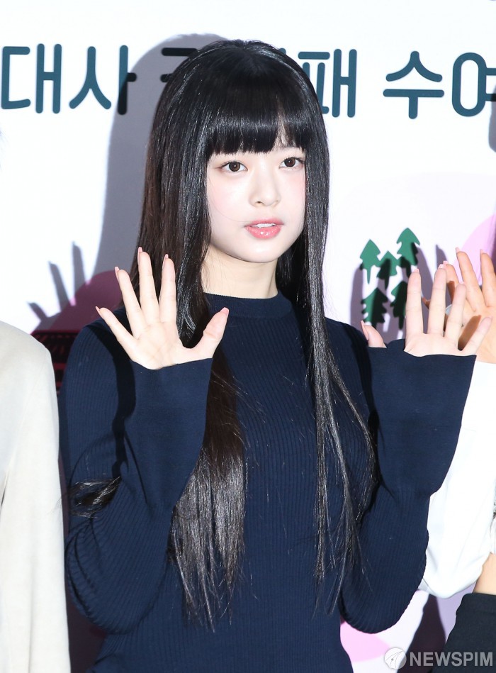 뉴진스 하니, 손 흔들며