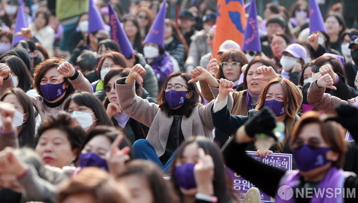 우~~~ 야유 보내는 한국여성대회 참석자들