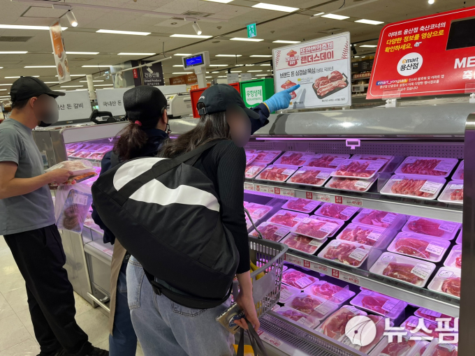 [르포] 비계 삼겹살 논란 후…대형마트 첫 할인행사 가보니