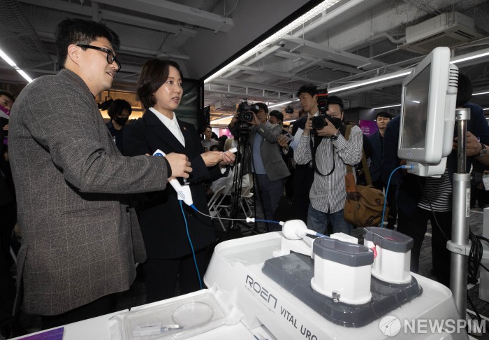 기계 시연해보는 이영 중기부 장관