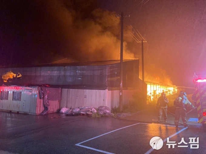 김제 가구 물류센터서 화재…4억9000만원 재산피해