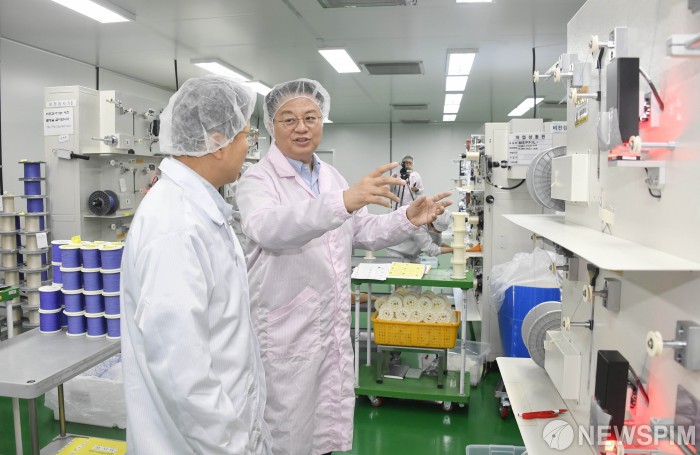 메타바이오메드 의료기기업체 둘러보는 방기선 차관