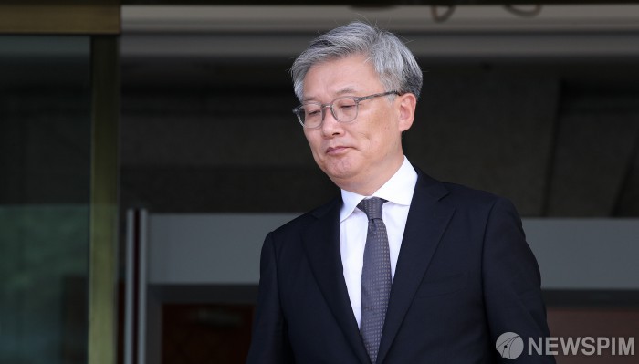 굳은 표정의 김종민 변호사