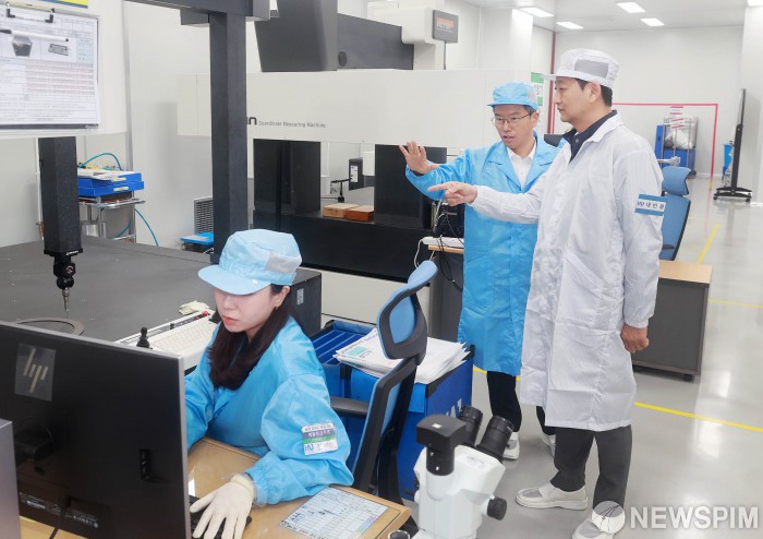 반도체장비 부품 국내복귀기업 생산시설 둘러보는 안덕근 통상교섭본부장