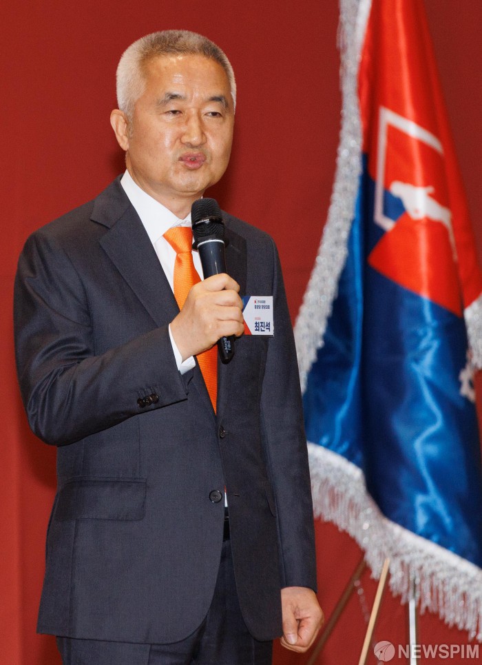 연설하는 최진석 상임대표