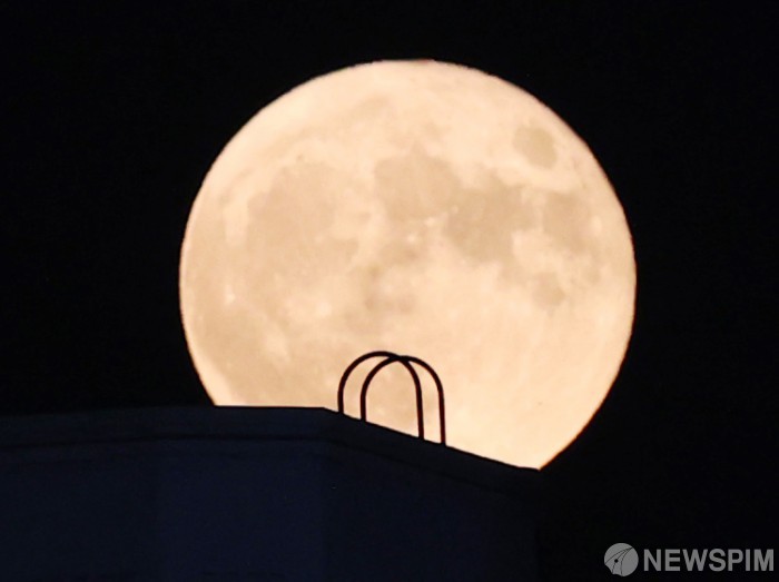아파트 옥상에 걸린 슈퍼블루문