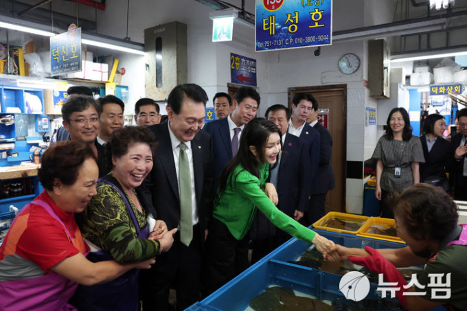 尹대통령 부부, 부산 민락어민활어직판장서 수산물 구입…사업 지장 없도록 할 것