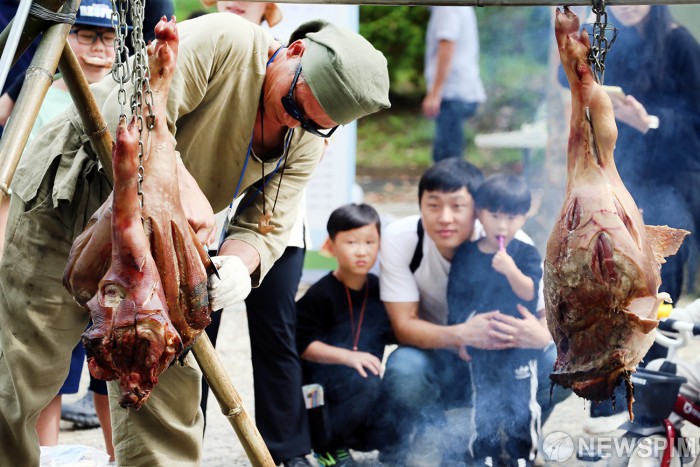 마한시대 야외 바베큐 행사를 즐기는 관광객들