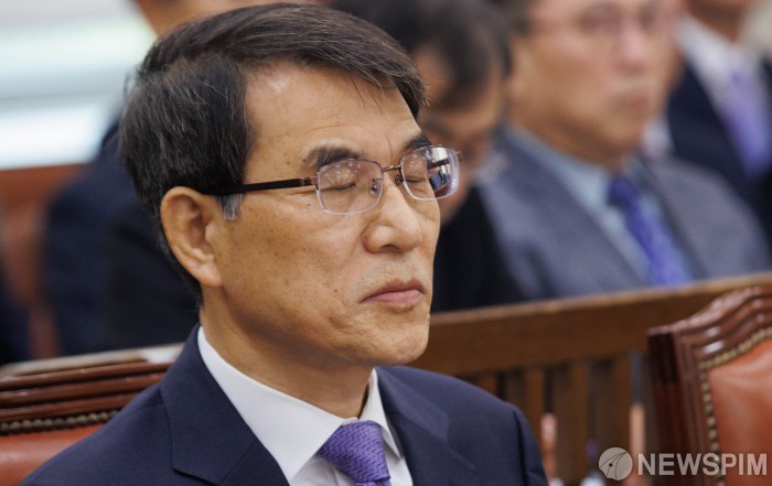 눈감은 노태악 위원장