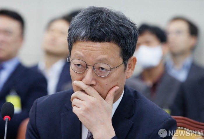 질문 듣는 김유열 한국교육방송공사 사장