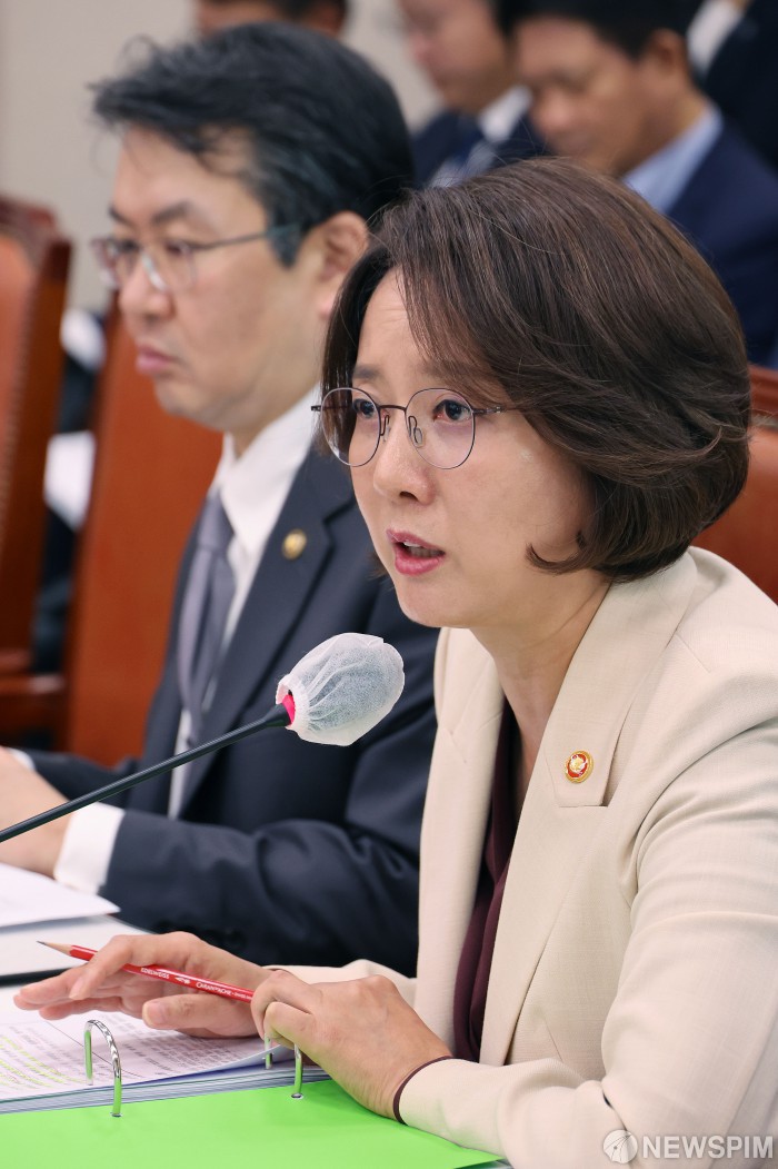 의원질의에 답하는 이영 중소벤처기업부 장관