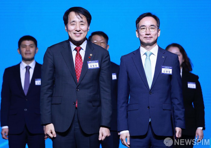 제9회 중견기업인의 날  산자부장관 표창후 기념촬영하는 장영진 1차관