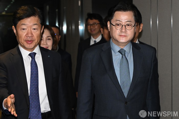 최태원 면담위해 입장하는 홍익표 더불어민주당 원내대표