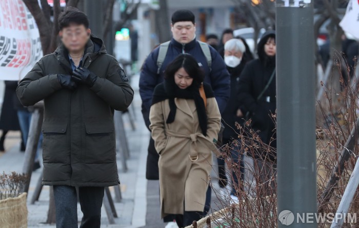 강추위에 옷 여미는 시민