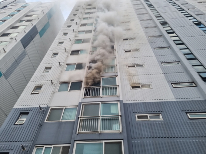 부산 동래 아파트 4층서 화재…거주자 13명 대피