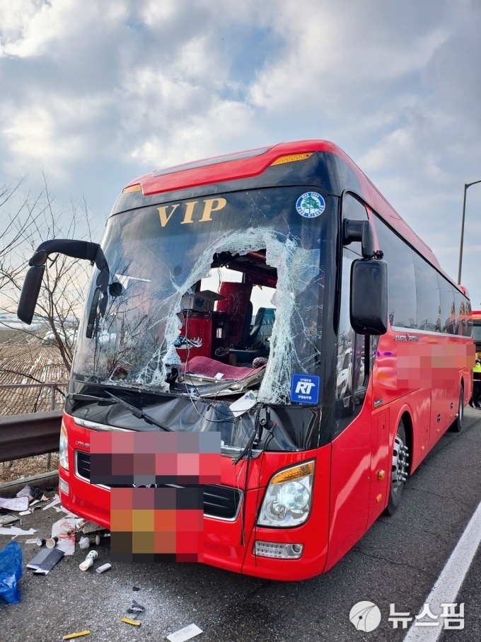 [속보] 경부고속도로서 날아온 타이어 대형버스 충돌...2명 사망·3명 부상