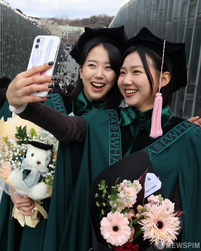 영원한 추억 남기는  2023학년도 이화여대 학위수여식장 셀카